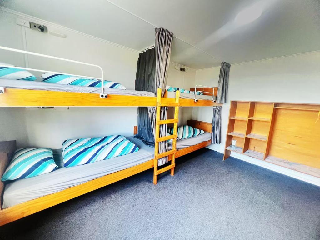 Palanda nebo palandy na pokoji v ubytování Bluewater Lodge