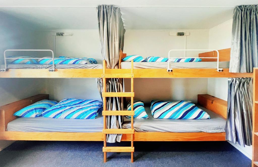 Postel nebo postele na pokoji v ubytování Bluewater Lodge