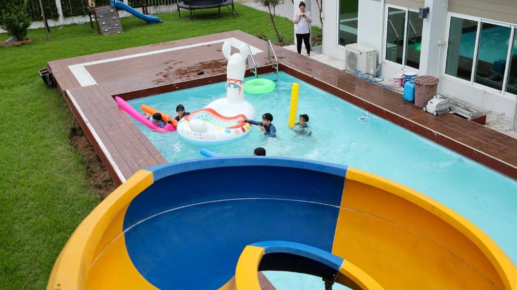 Swimmingpoolen hos eller tæt på Airport Villa Bangkok