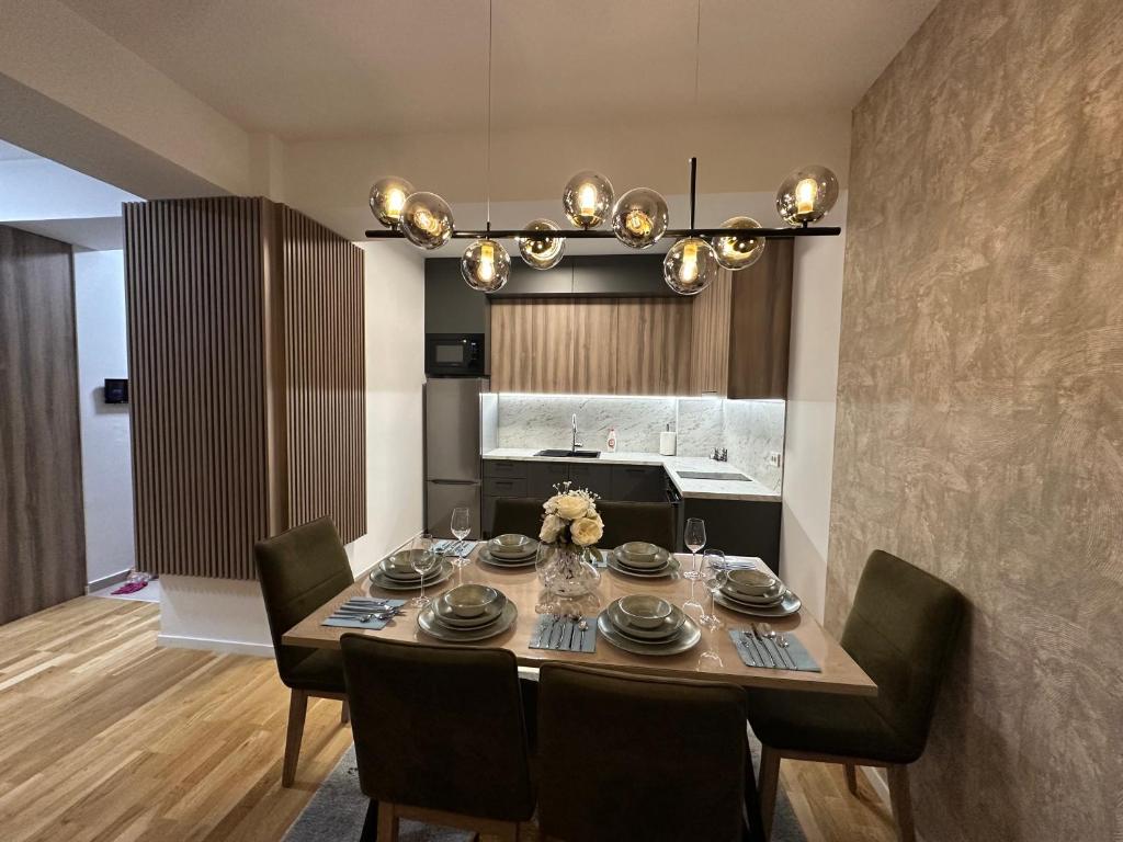 斯科普里Blue Sky Deluxe的配有木桌椅的餐厅