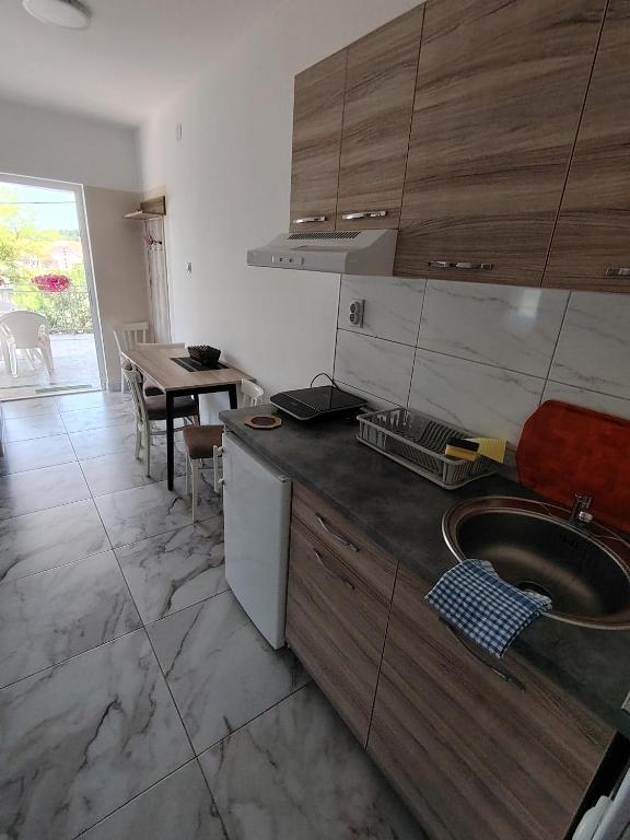 Kuhinja ili čajna kuhinja u objektu Apartmani Ruj