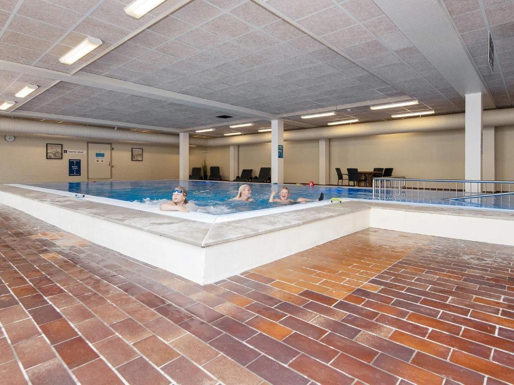 Bazén v ubytování Fanø Holiday Home Center nebo v jeho okolí