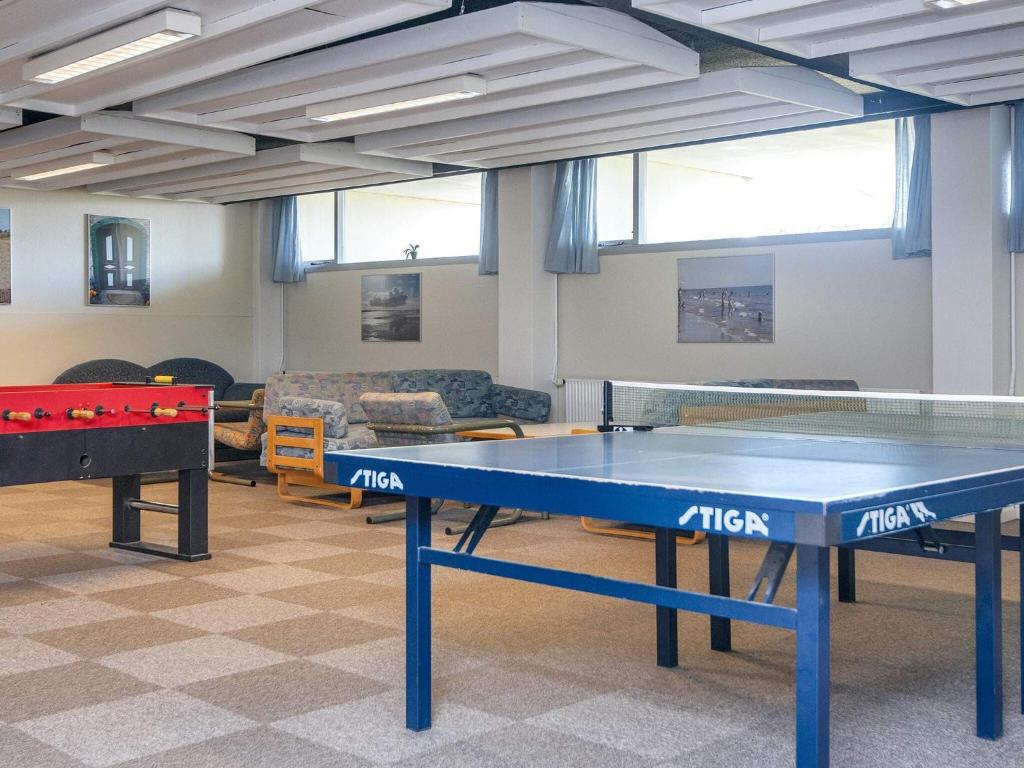 Stolní tenis v ubytování Fanø Holiday Home Center nebo okolí