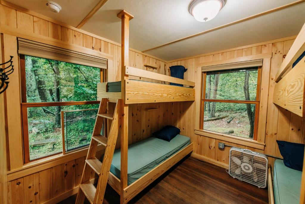 Private Beach Mohican Outdoor Center - Cottage De Deux Chambres