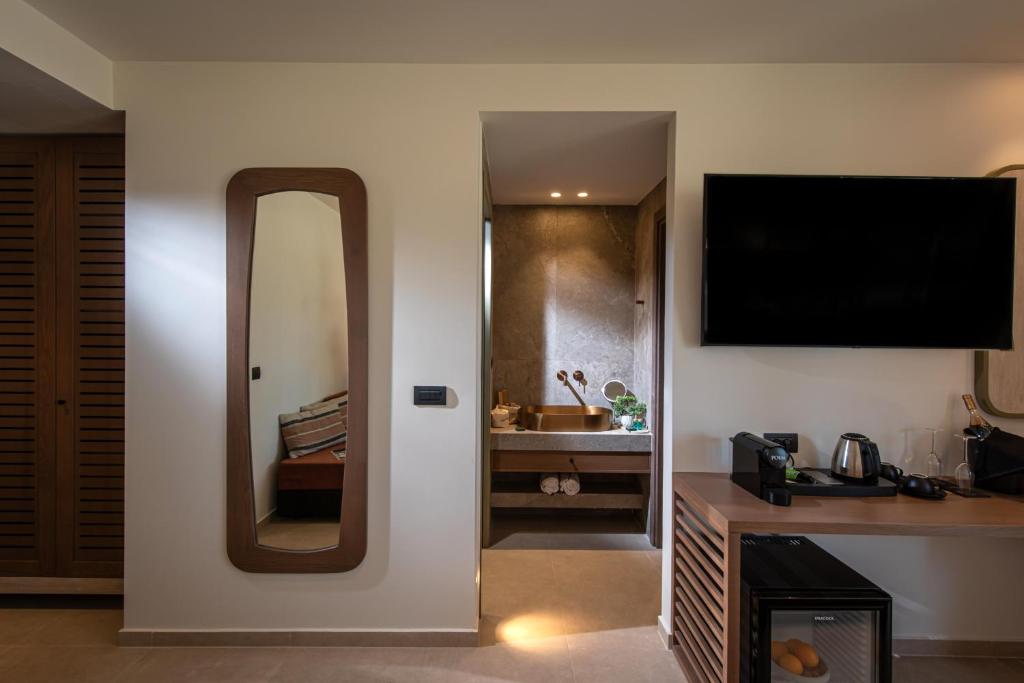 Kuchyň nebo kuchyňský kout v ubytování The River Suites Adults Only-A Seaside Experience