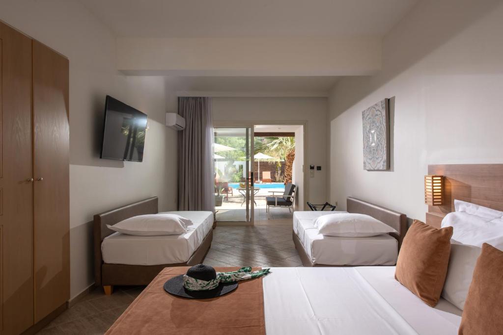 Postel nebo postele na pokoji v ubytování The River Suites Adults Only-A Seaside Experience