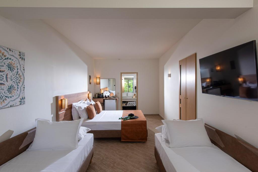 Postel nebo postele na pokoji v ubytování The River Suites Adults Only-A Seaside Experience
