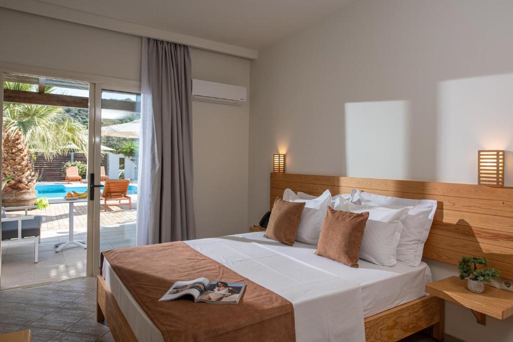 Postel nebo postele na pokoji v ubytování The River Suites Adults Only-A Seaside Experience