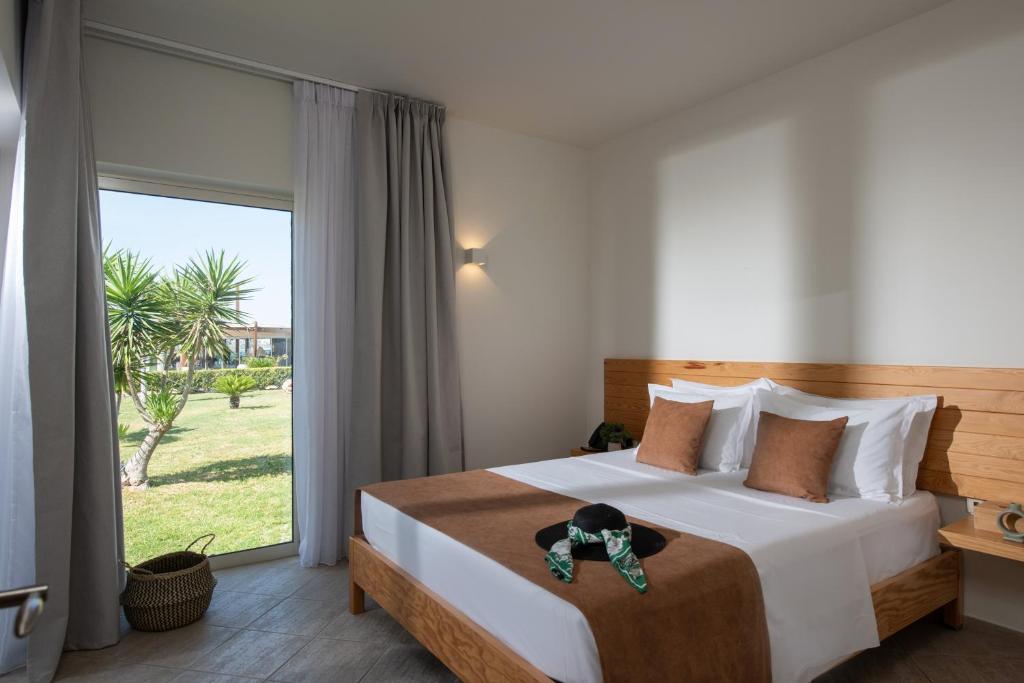 Postel nebo postele na pokoji v ubytování The River Suites Adults Only-A Seaside Experience