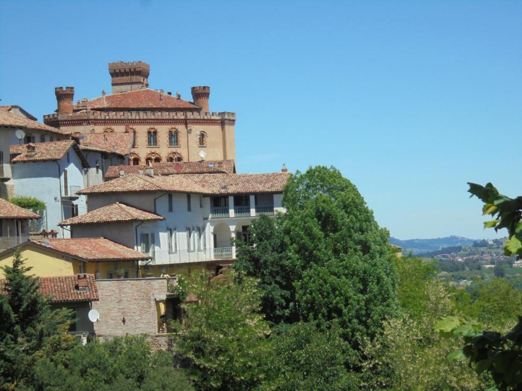 een oud gebouw bovenop een heuvel bij Agriturismo La Terrazza sul Bosco in Barolo