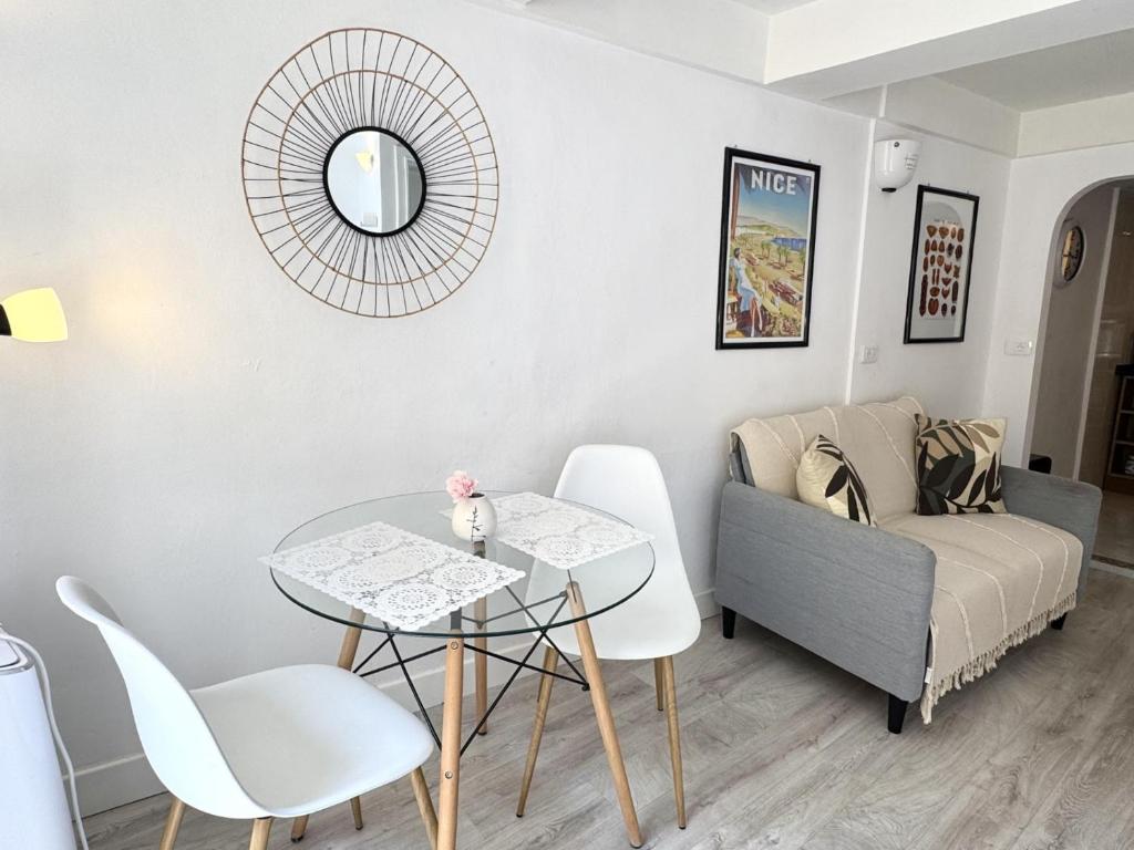 un salon avec une table et un canapé dans l'établissement A OT Cocon d Augustin Old Town Nice Center, à Nice