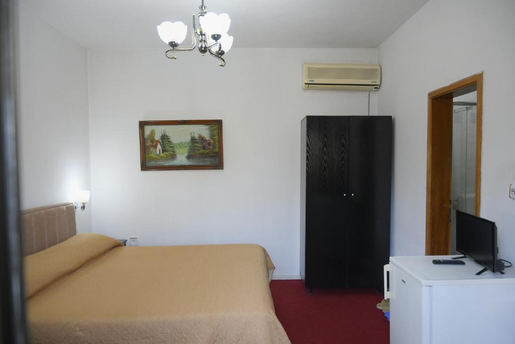 Postel nebo postele na pokoji v ubytování Hotel HAXHIU