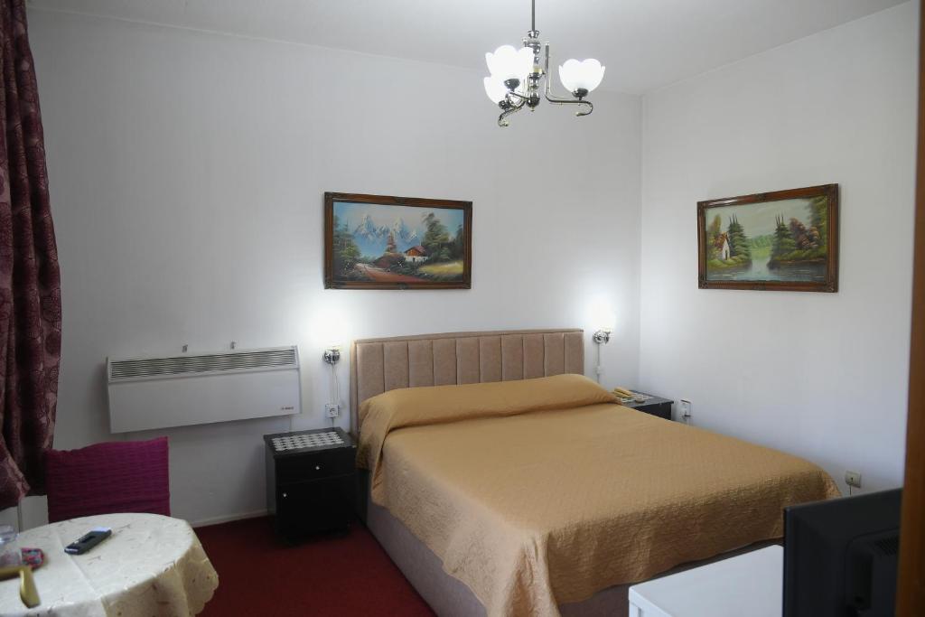 Postel nebo postele na pokoji v ubytování Hotel HAXHIU