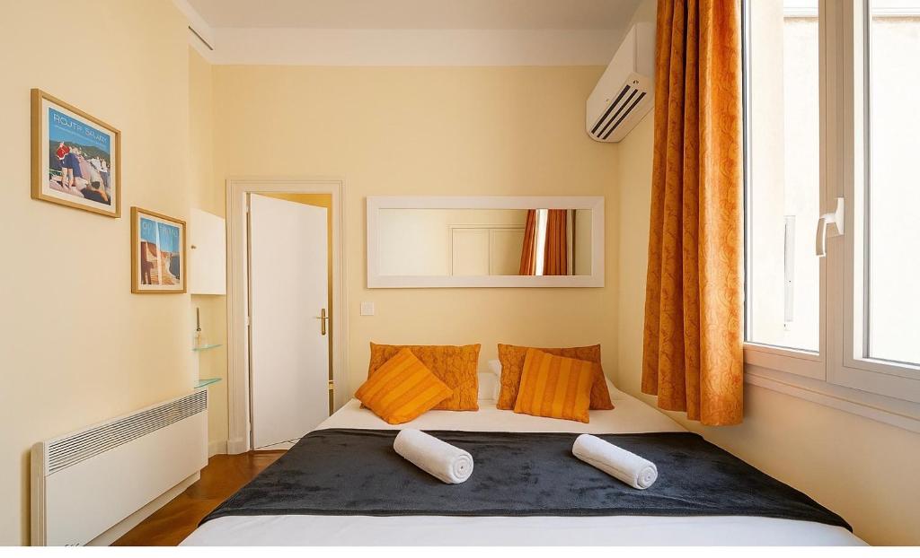 En eller flere senge i et værelse på Studio chic à 200 m du Palais des Festivals, au cœur du shopping Cannois