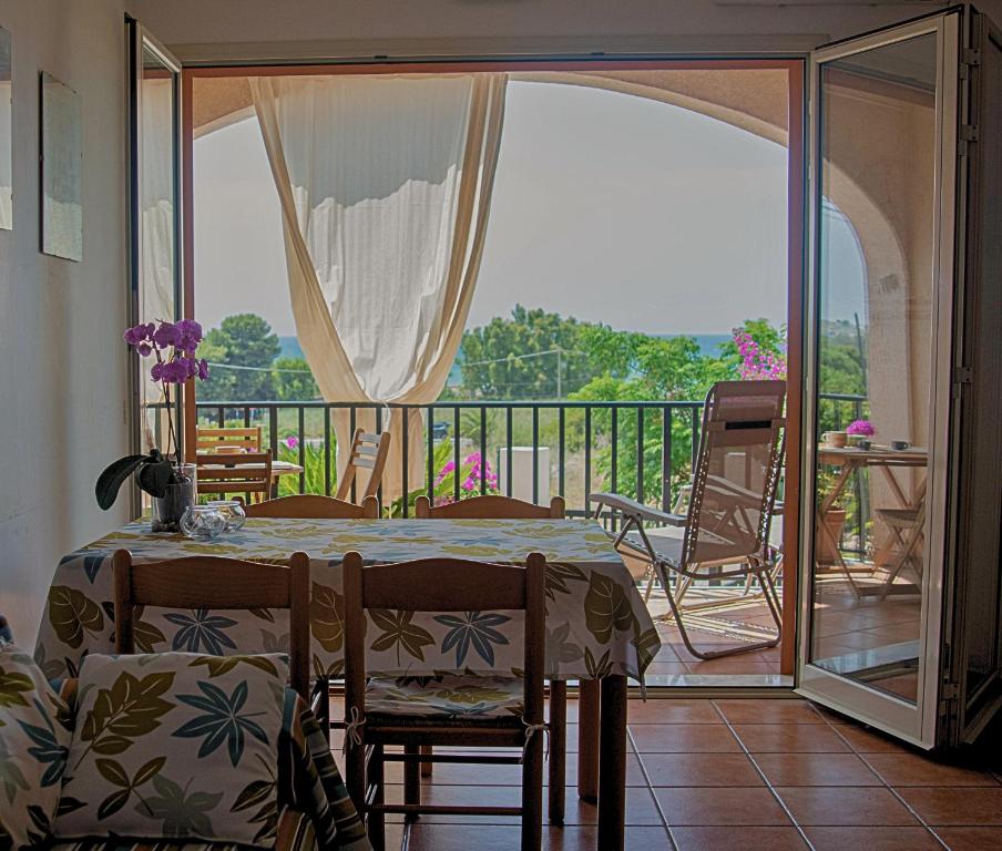 Foto dalla galleria di casa con veranda vista mare a Sampieri