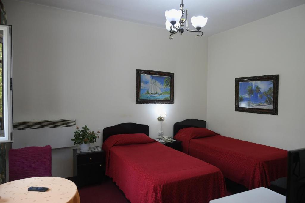 Postel nebo postele na pokoji v ubytování Hotel HAXHIU