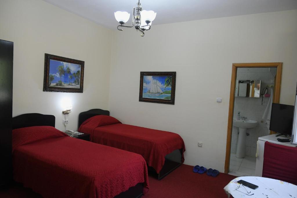 Postel nebo postele na pokoji v ubytování Hotel HAXHIU