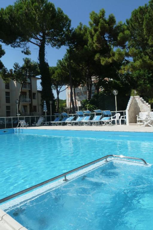 Bazén v ubytování Hotel Astra nebo v jeho okolí