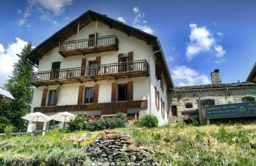 モリーヌ・アン・クイラにあるCASA-Gondolier Loft chambre pour 7 personnesの丘の上にバルコニー付きの古い家