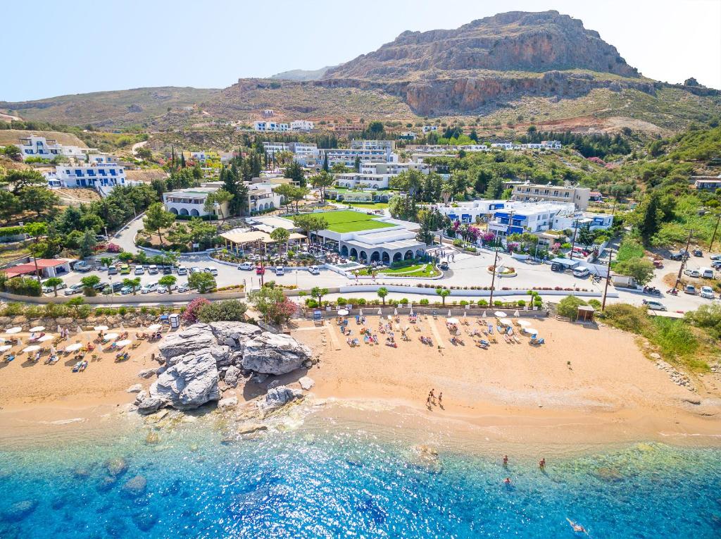 una vista aérea de una playa en un complejo en Porto Angeli, en Archangelos