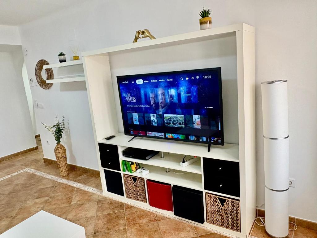 Televízia a/alebo spoločenská miestnosť v ubytovaní Costa Esuri Golf y Playa III