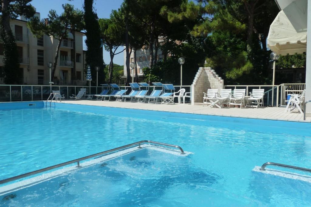 Bazén v ubytování Hotel Astra nebo v jeho okolí