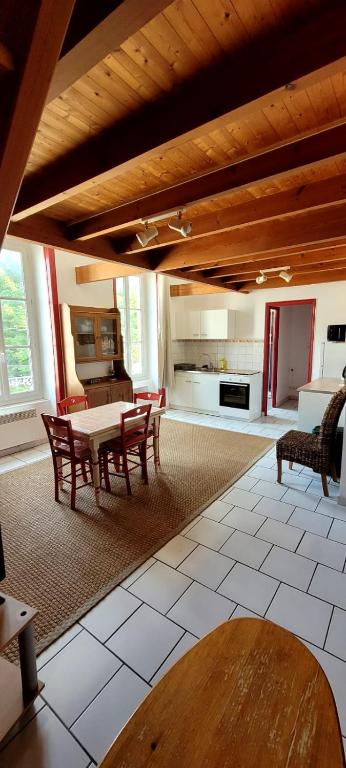 un grand salon avec une table et des chaises dans l'établissement Le Duplex Bordeaux, à Saint-Jean-dʼAngély