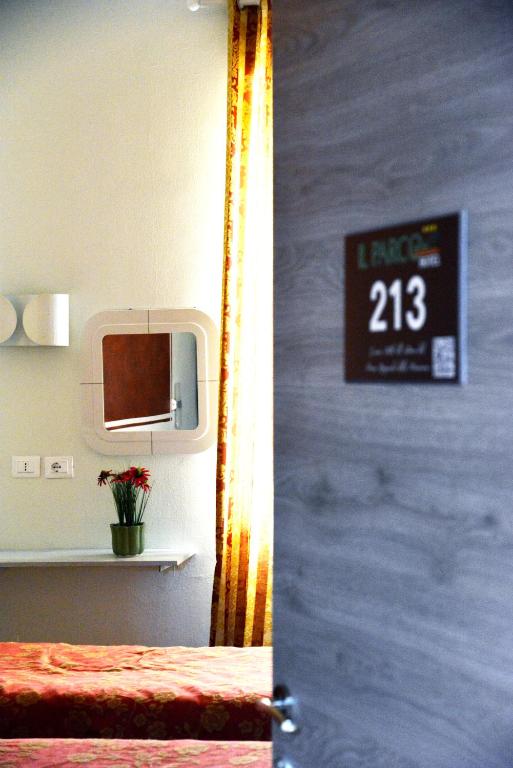 TV a/nebo společenská místnost v ubytování HOTEL IL PARCO - Parking Free & Restaurant - Hotel