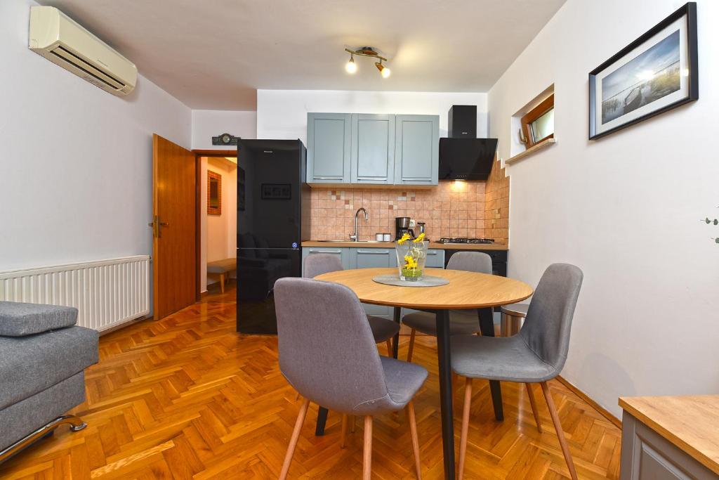 Kuchyňa alebo kuchynka v ubytovaní Apartments 408 Fazana