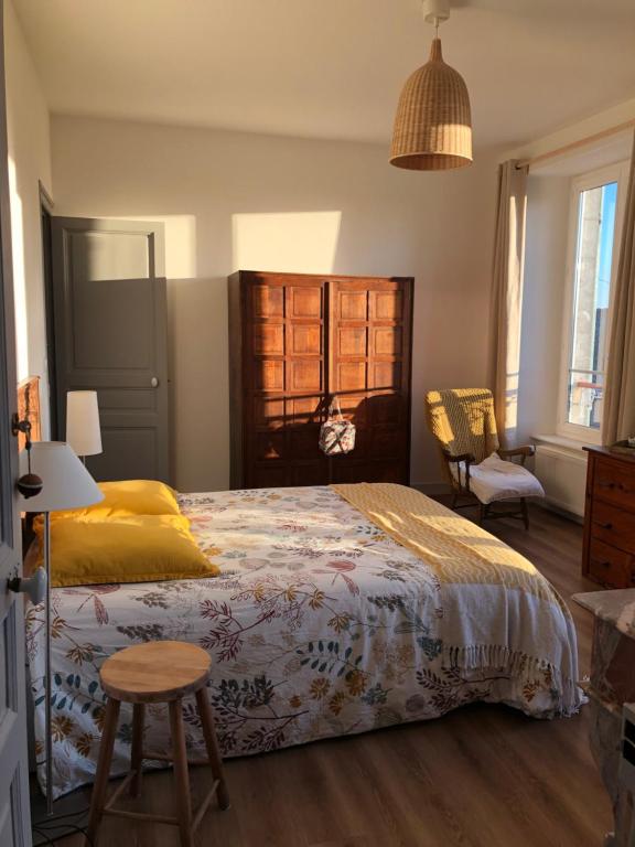 Łóżko lub łóżka w pokoju w obiekcie La Maison du Hommeel
