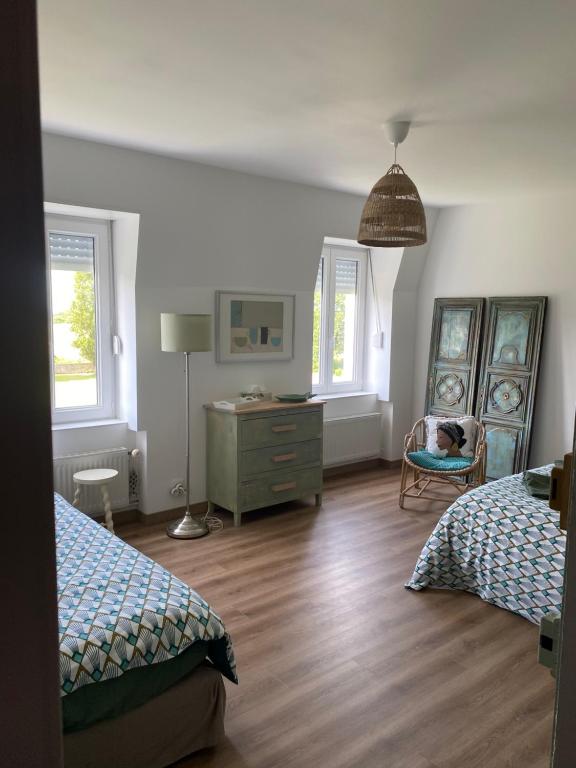 Łóżko lub łóżka w pokoju w obiekcie La Maison du Hommeel