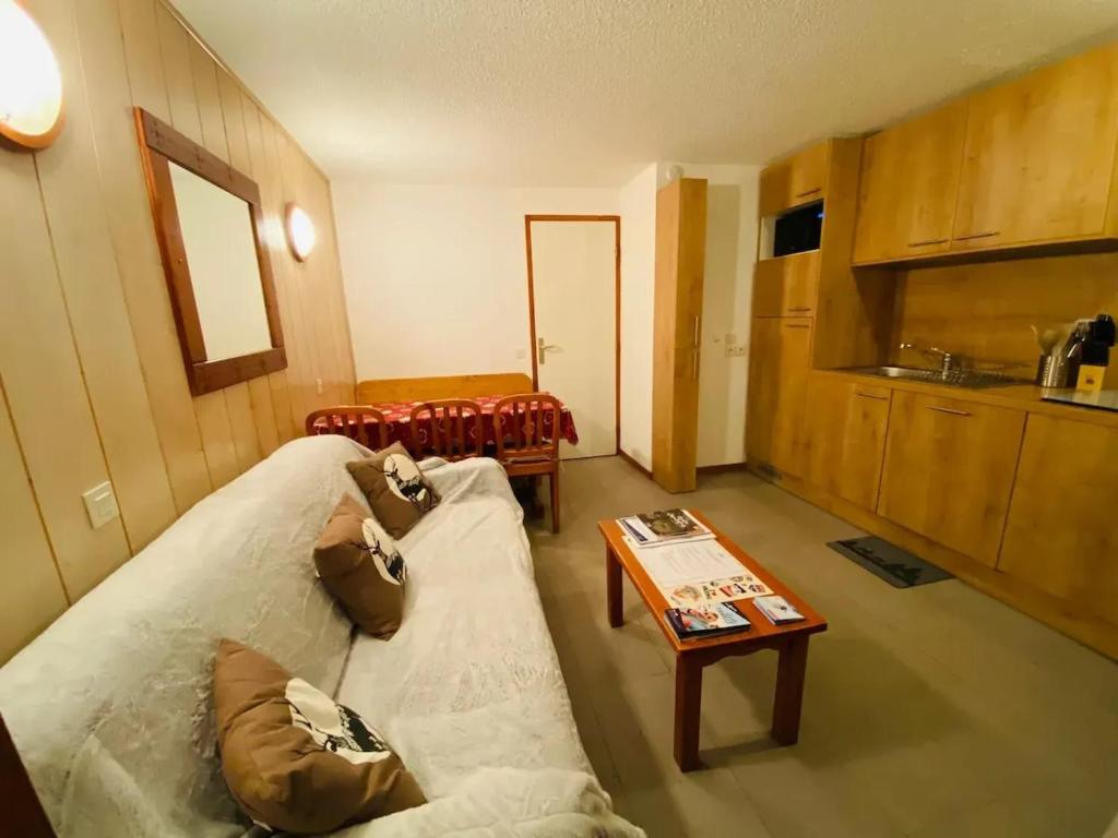un salon avec un canapé et une table basse dans l'établissement Appartement fonctionnel à Les Deux Alpes, 29 m², 6 pers., à Les Deux Alpes