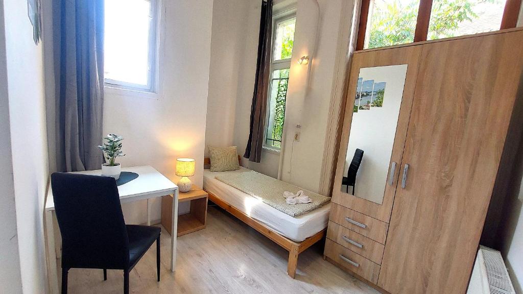 Postel nebo postele na pokoji v ubytování GoodMo Budapest Smart Rooms