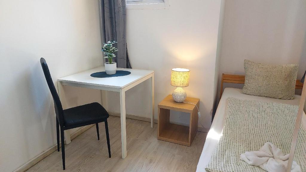 Postel nebo postele na pokoji v ubytování GoodMo Budapest Smart Rooms