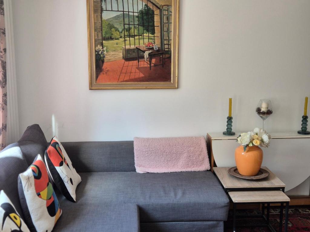 Una sala de estar con un sofá y un cuadro en la pared. en Channel, en Saint-Maurice