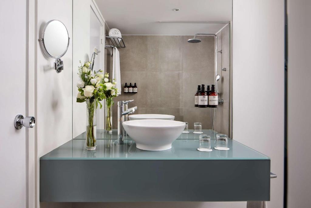 a bathroom with a sink and a mirror at NH Sintra Centro in Sintra
