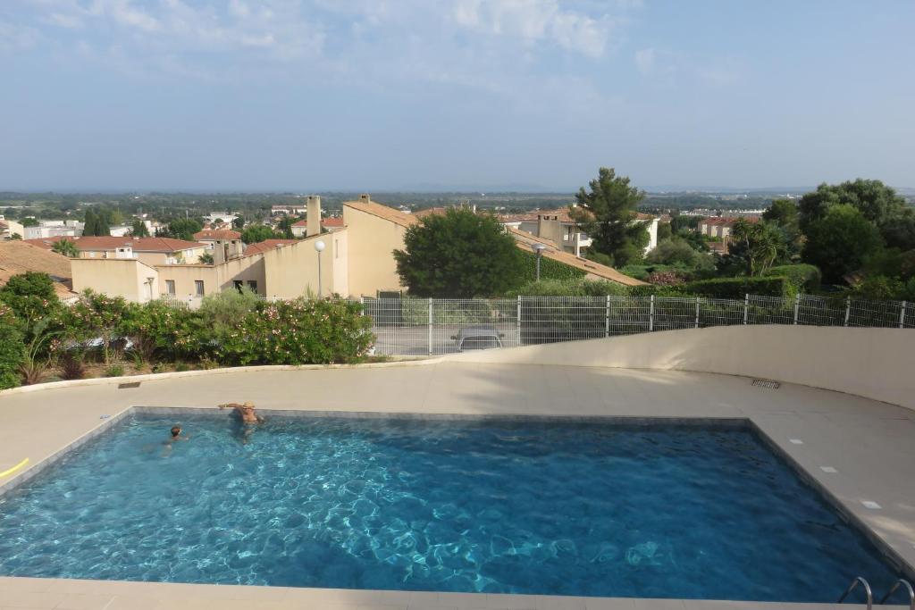 une piscine sur le toit d'une maison dans l'établissement T2 50m carrés vue mer piscine tennis, à Hyères