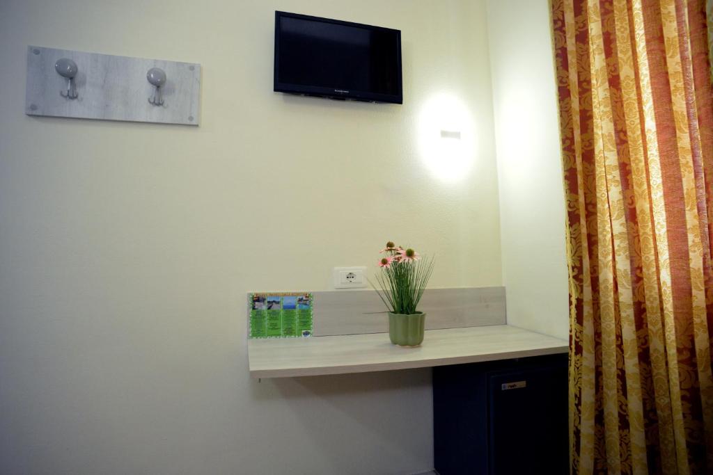 TV a/nebo společenská místnost v ubytování HOTEL IL PARCO - Parking Free & Restaurant - Hotel