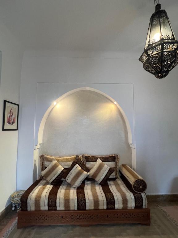 Una cama o camas en una habitación de Riad Jnan El Cadi
