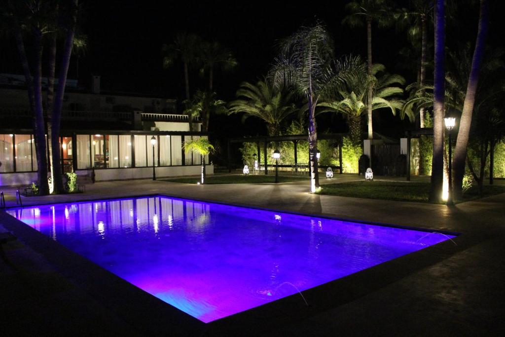 La alberca dentro o cerca de Casa Palma