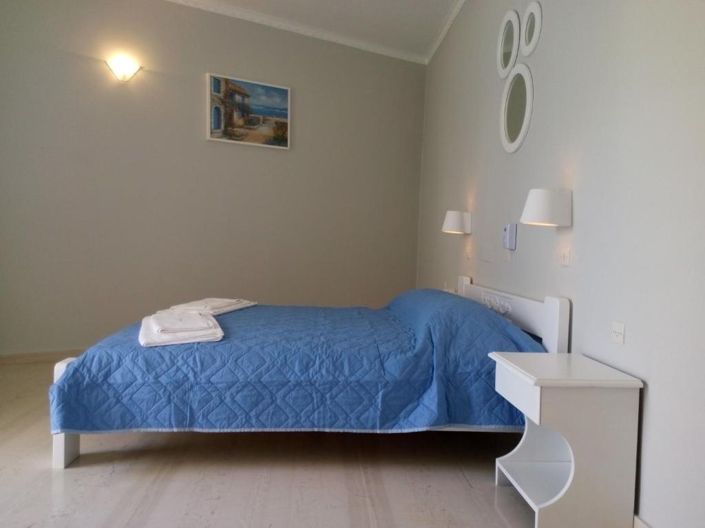 Łóżko lub łóżka w pokoju w obiekcie Avra Beach Hotel