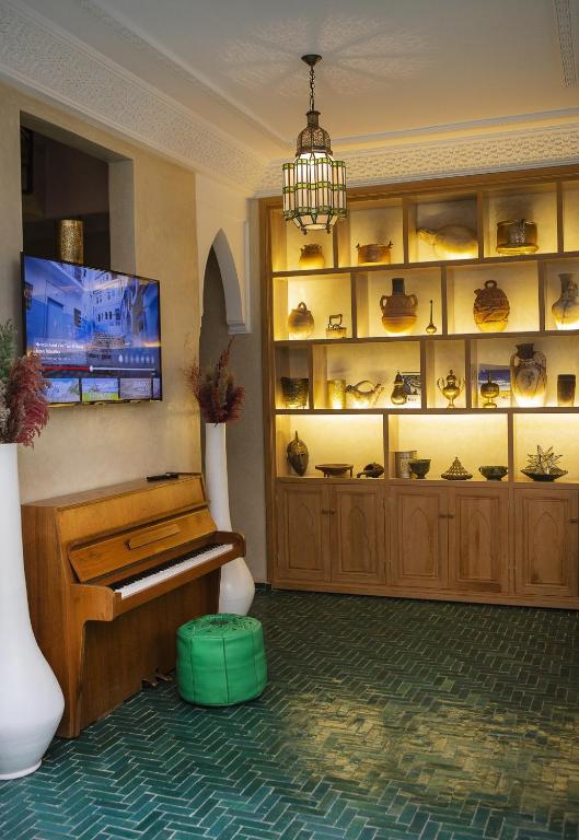 TV a/nebo společenská místnost v ubytování Riad Atrium & Spa