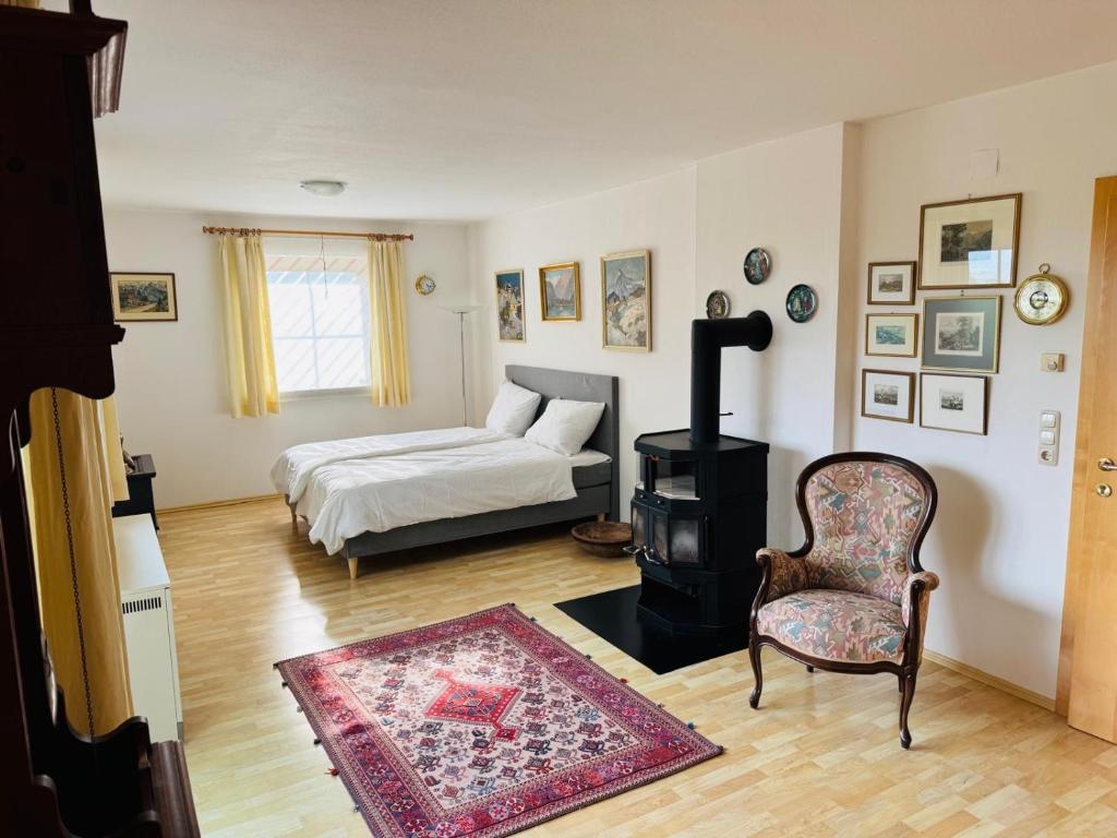 sypialnia z łóżkiem, krzesłem i stołem w obiekcie Lisa & Gretl's Alpen Chalet - 10 Min zur Piste w mieście Saalfelden am Steinernen Meer