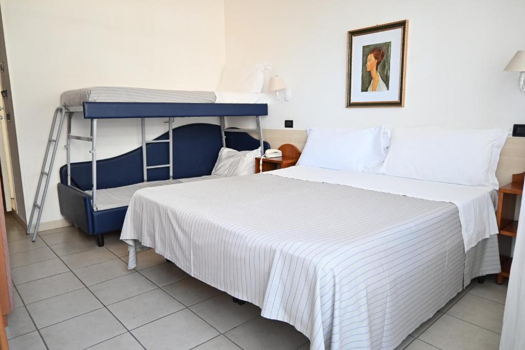 Hotel B&B Montecarlo - Habitación Cuádruple Con Vistas Al Mar