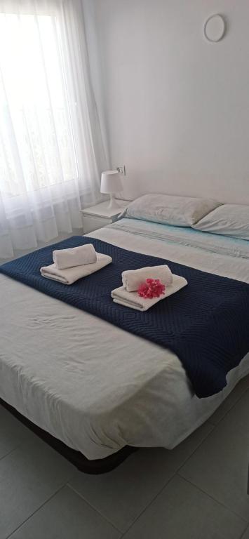 una camera da letto con due letti con asciugamani sopra di Bruna's house ad Adeje