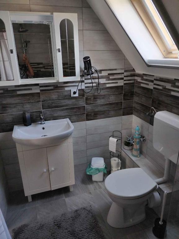 Kúpeľňa v ubytovaní Holiday home in Balatonkeresztur 41050