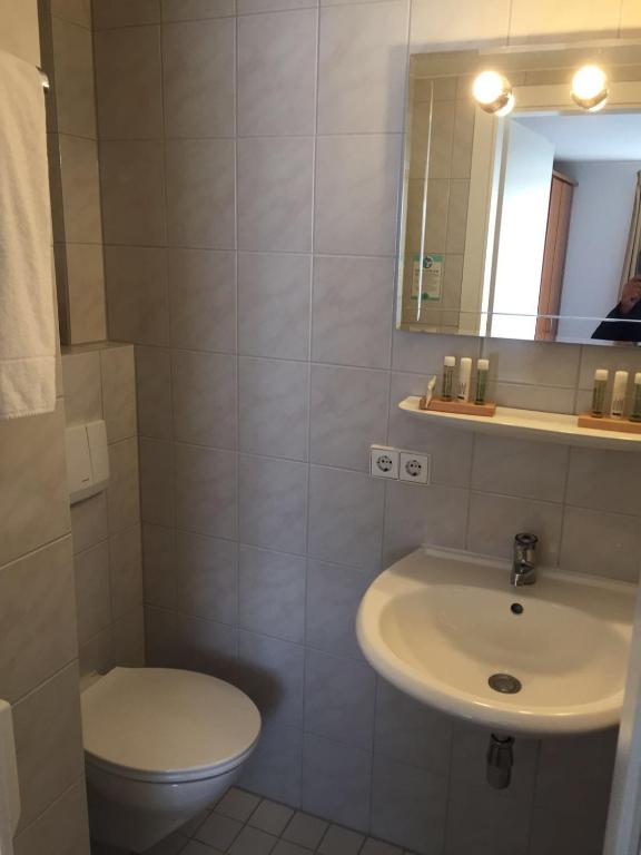 Koupelna v ubytování Hotel Strandcafé Dischinger