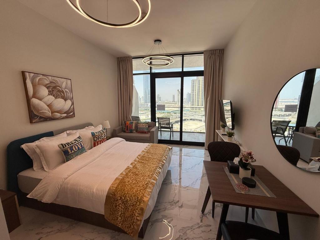 une chambre avec un lit, une table et une fenêtre dans l'établissement Maryah Island Elegant Studio Near Cleveland & ADGM, à Abu Dhabi