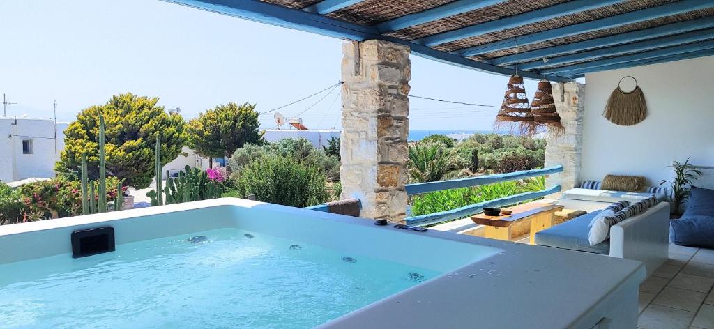 Bazén v ubytovaní Island Magic - Seaview Villa with Jacuzzi Pool alebo v jeho blízkosti