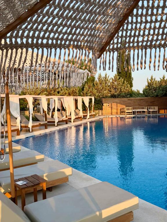 Bazén v ubytování Aethrion Villas & Suites nebo v jeho okolí